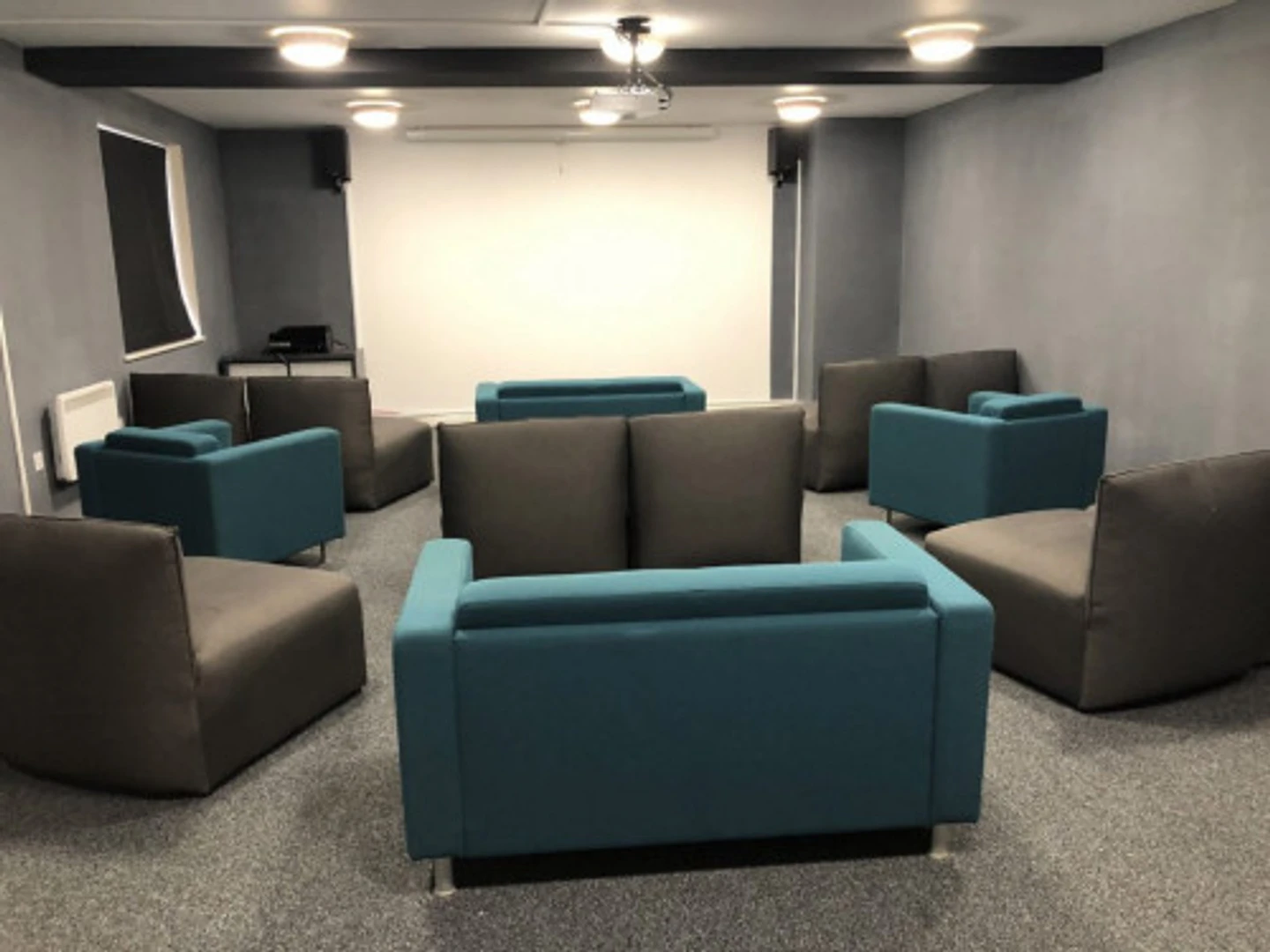 Stanza funzionale per studenti perfetta per studiare a 