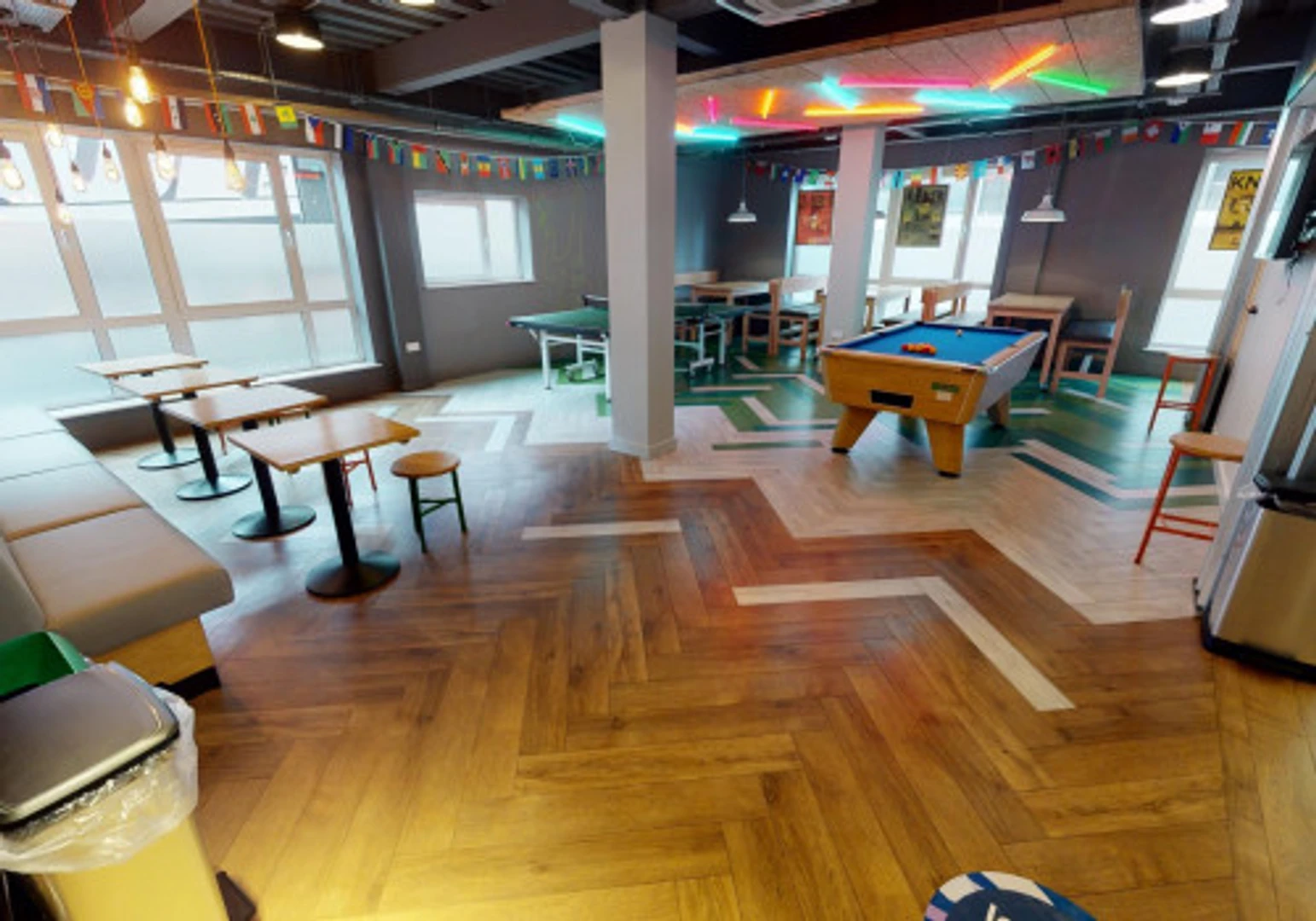 经济实惠的学生房间，在有充足的照明