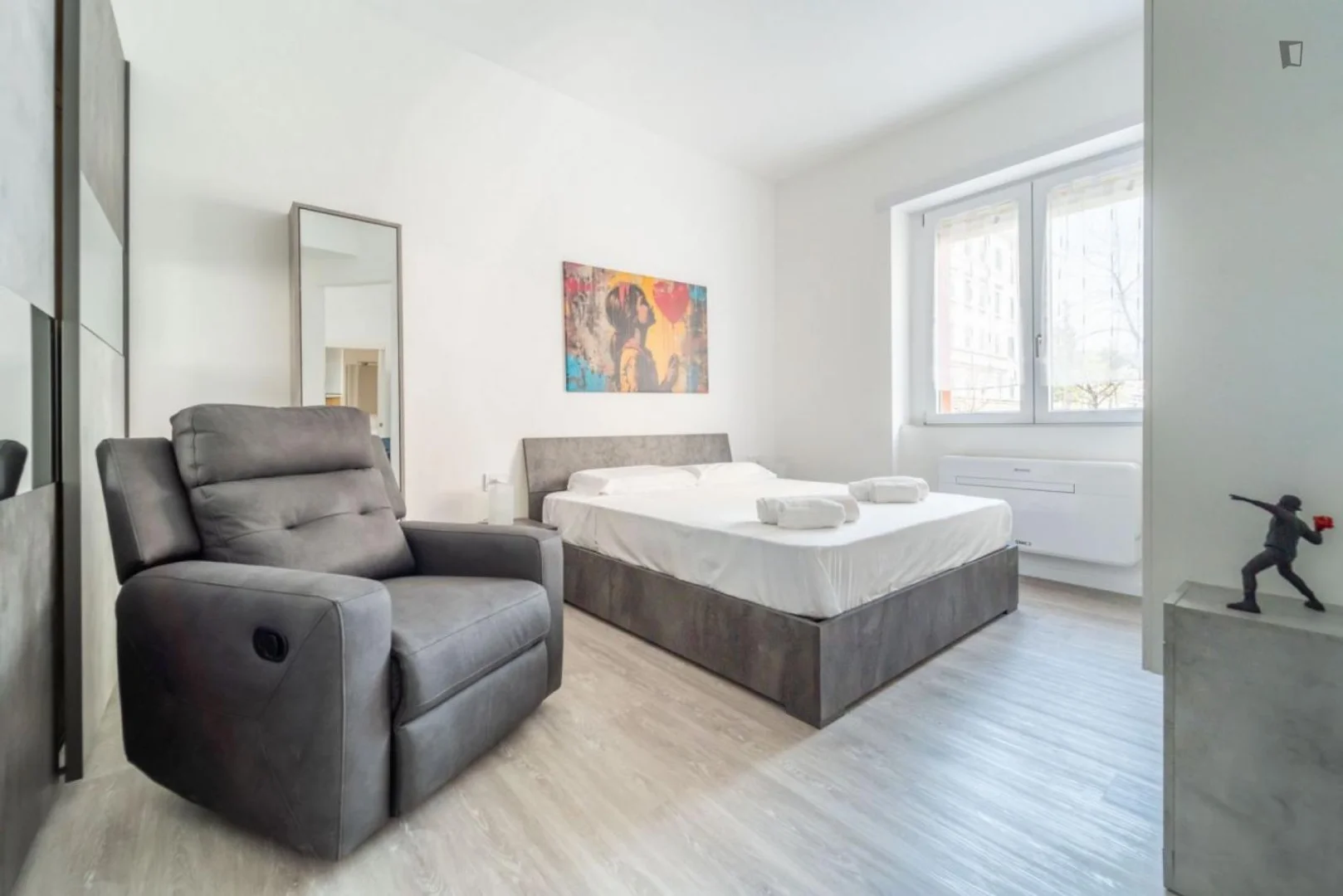 Student-friendly studio with excellent transport links in 
