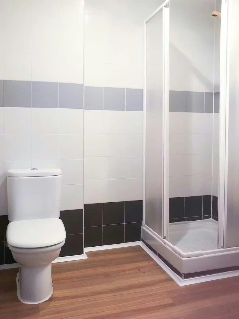 Chambre confortable pour étudiants disponible dans 