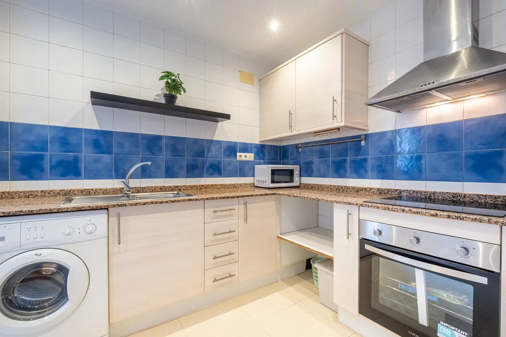 Bright and airy student room with easy university access in 