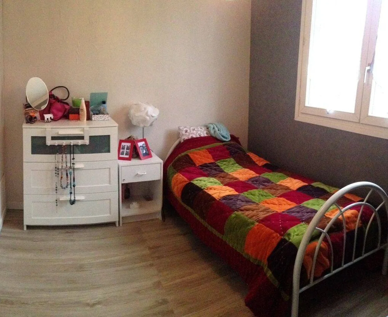 Quarto de estudante económico com localização conveniente em 