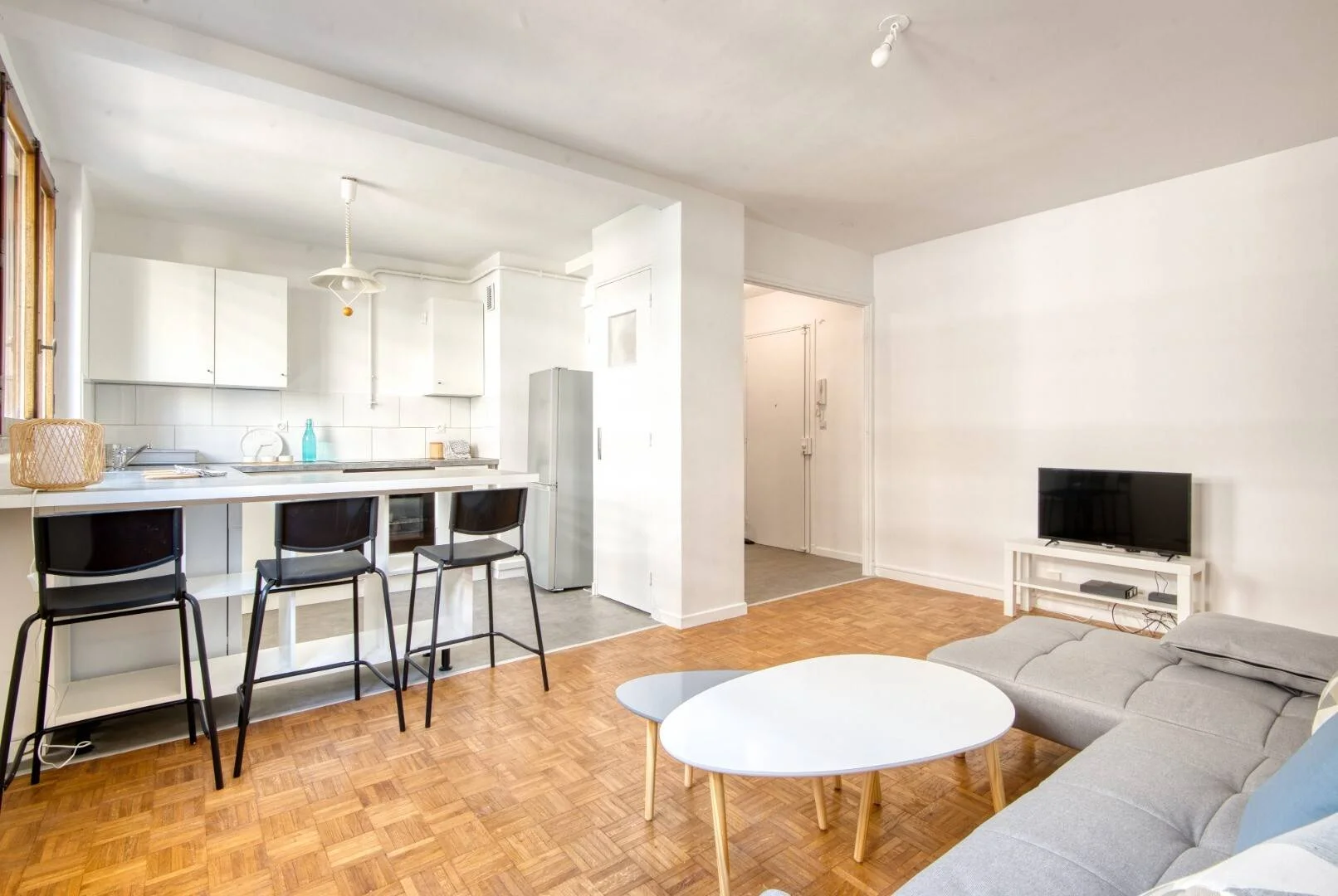 Habitación estudiantil funcional perfecta para estudiar en 