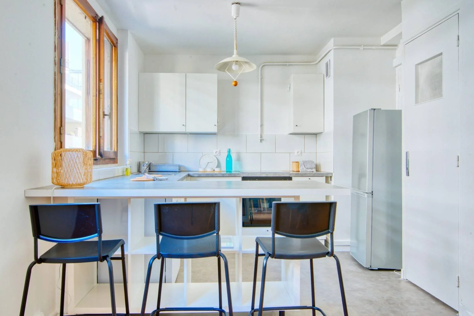 Habitación estudiantil funcional perfecta para estudiar en 