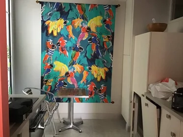 Quarto iluminado em {area}
