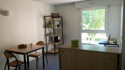 Quarto privado em residência em Aix-en-Provence, 13090, imagem 4 de 11