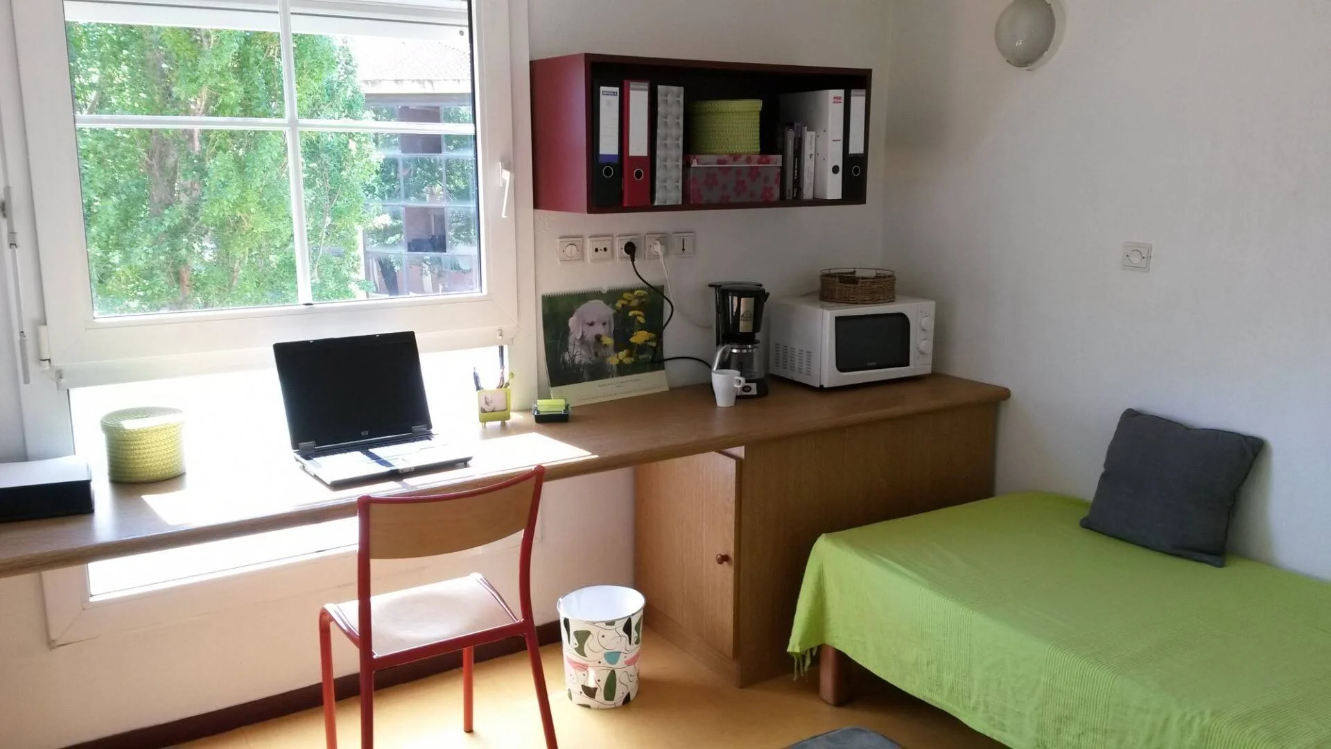 Quarto de estudante confortável e espaçoso em 