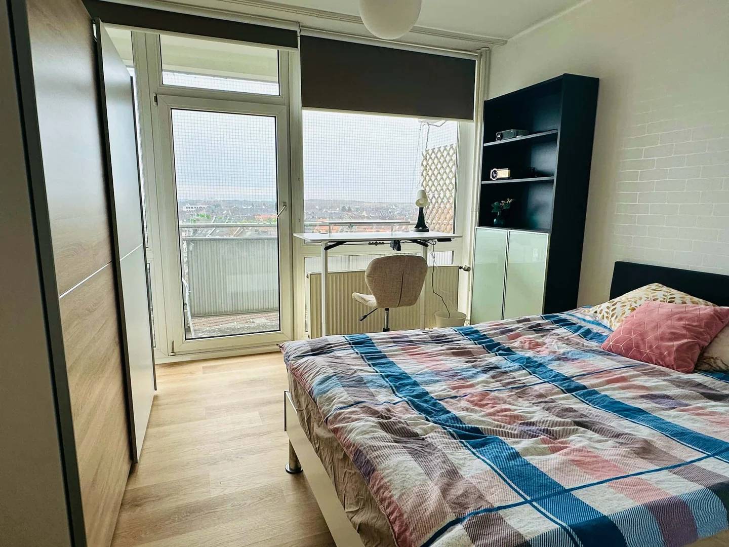 Habitación estudiantil luminosa y aireada con fácil acceso a la universidad en 