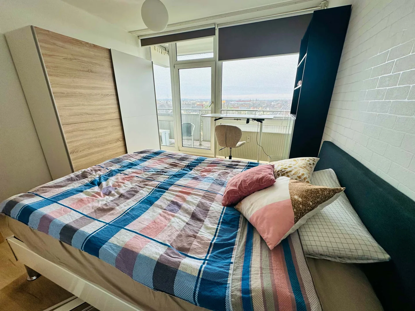 Habitación estudiantil amplia y cómoda en 
