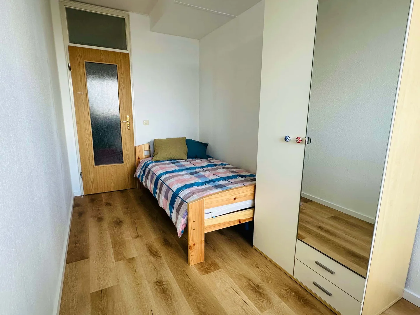 Habitación acogedora para estudiantes disponible en 