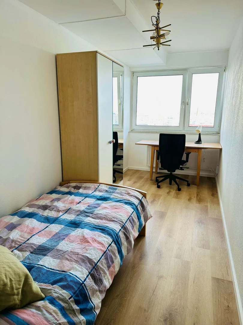 Habitación estudiantil económica con ubicación conveniente en 