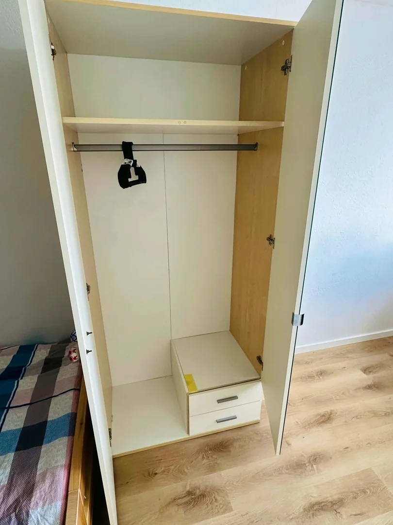 Habitación estudiantil funcional perfecta para estudiar en 