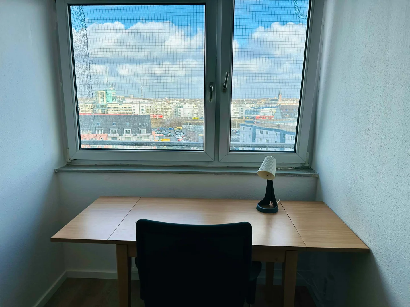 Habitación estudiantil funcional perfecta para estudiar en 