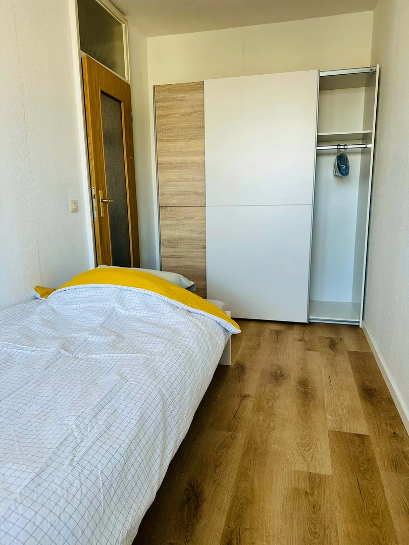 Habitación estudiantil funcional perfecta para estudiar en 