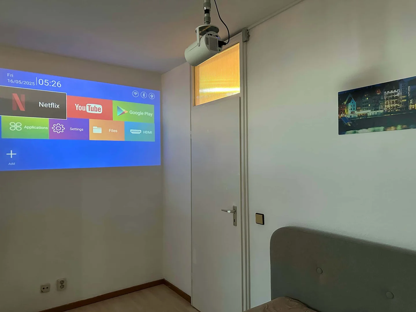 'da çalışma alanı ve ortak tesisler bulunan öğrenci odası