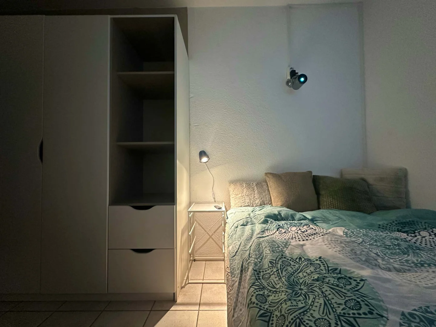 Habitación estudiantil funcional perfecta para estudiar en 