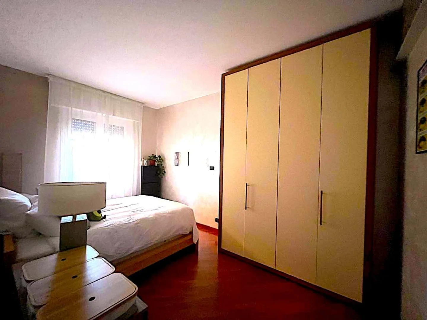 Chambre d'étudiant à  avec espace d'étude et installations communes