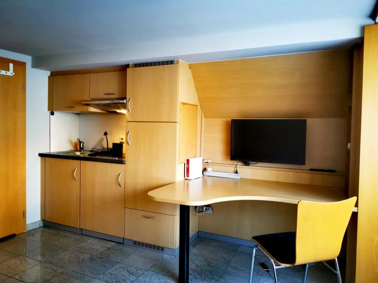 Habitación estudiantil luminosa y aireada con fácil acceso a la universidad en 