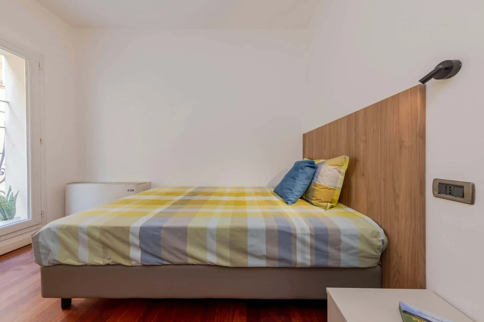 Quarto de estudante em com área de estudo e instalações partilhadas