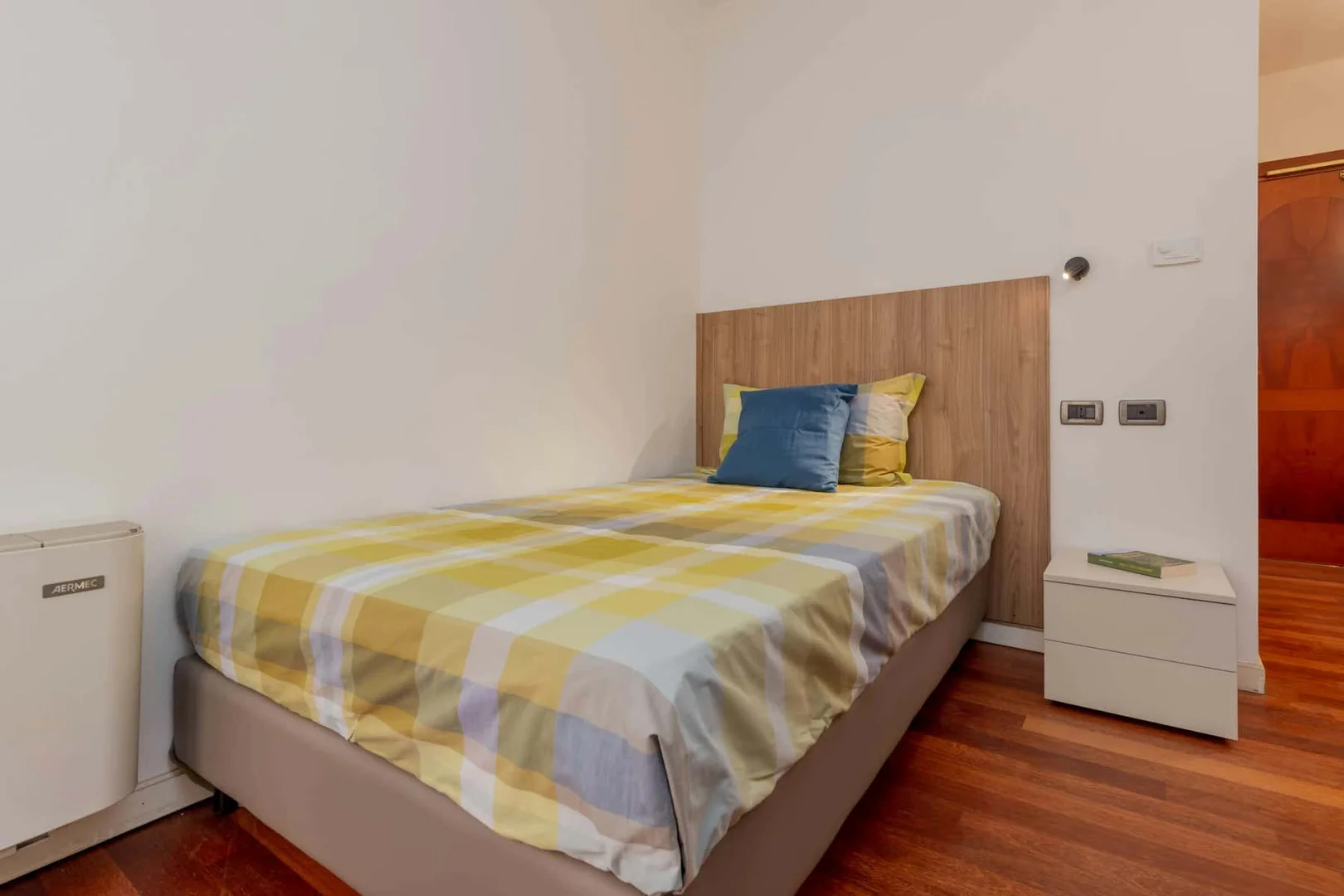 Quarto de estudante luminoso e arejado com acesso fácil à universidade em