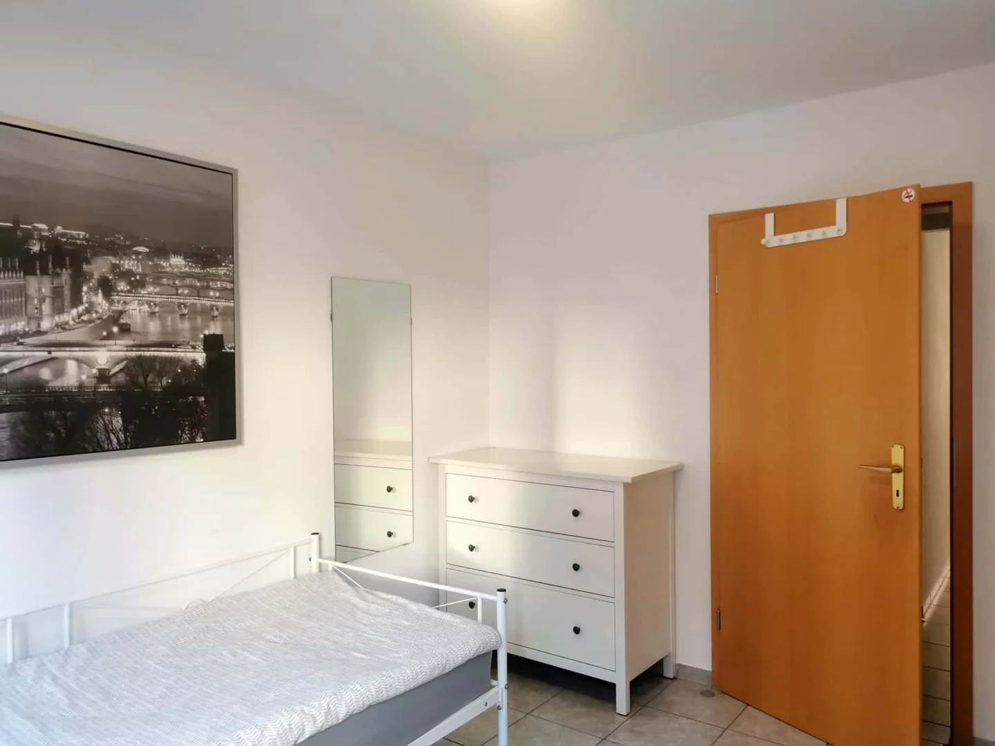 Bright and airy student room with easy university access in