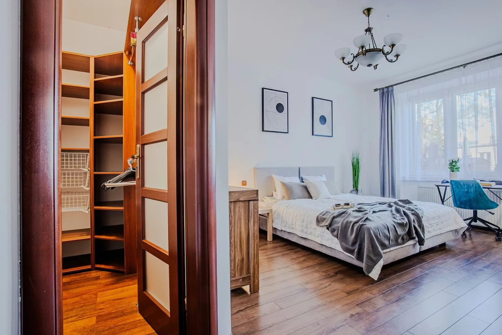 Habitación asequible para estudiantes con buena iluminación en