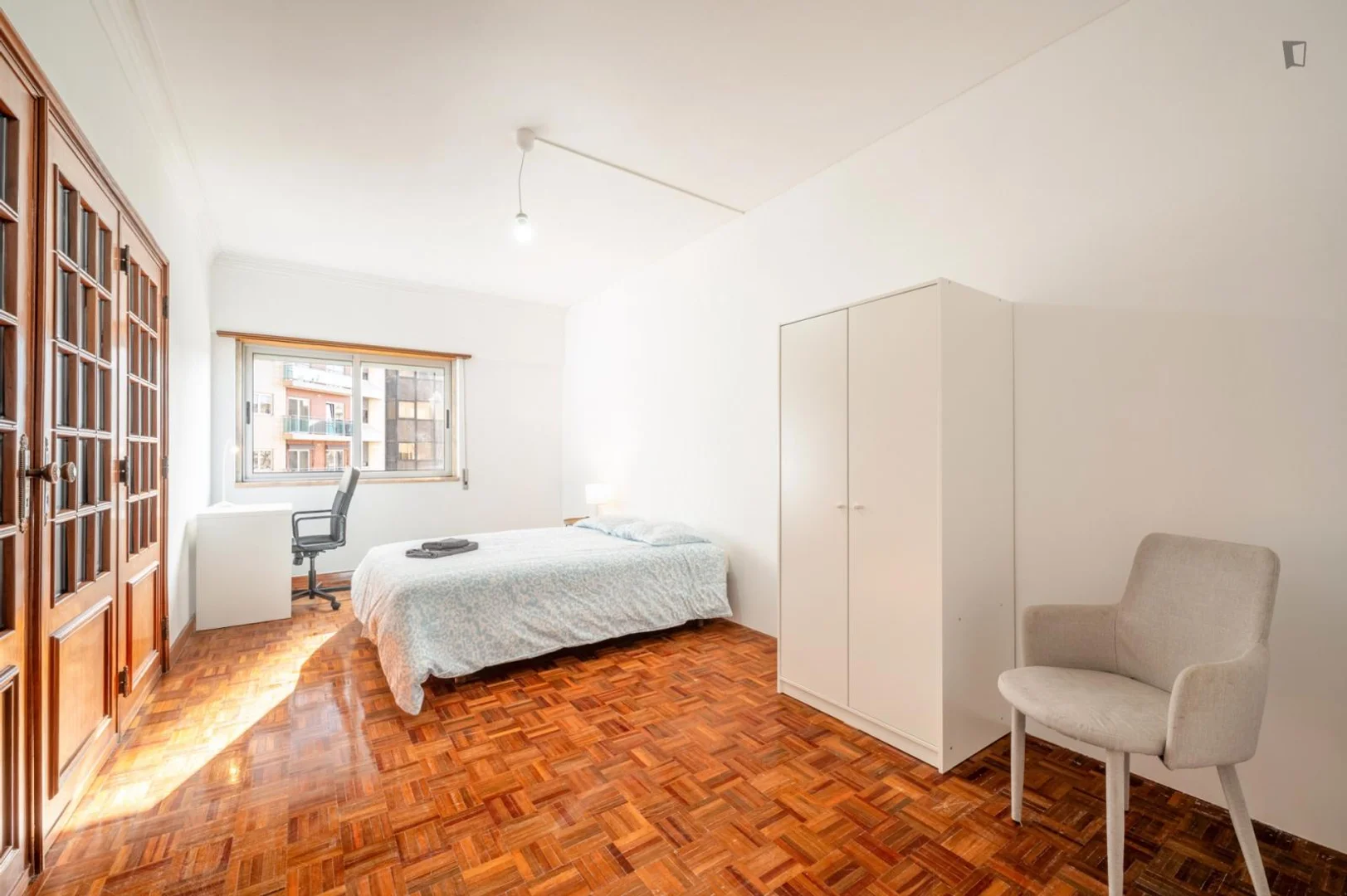 Quarto de estudante em  com área de estudo e instalações partilhadas