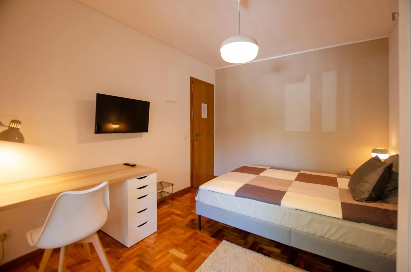 Functional student room perfect for studying in 