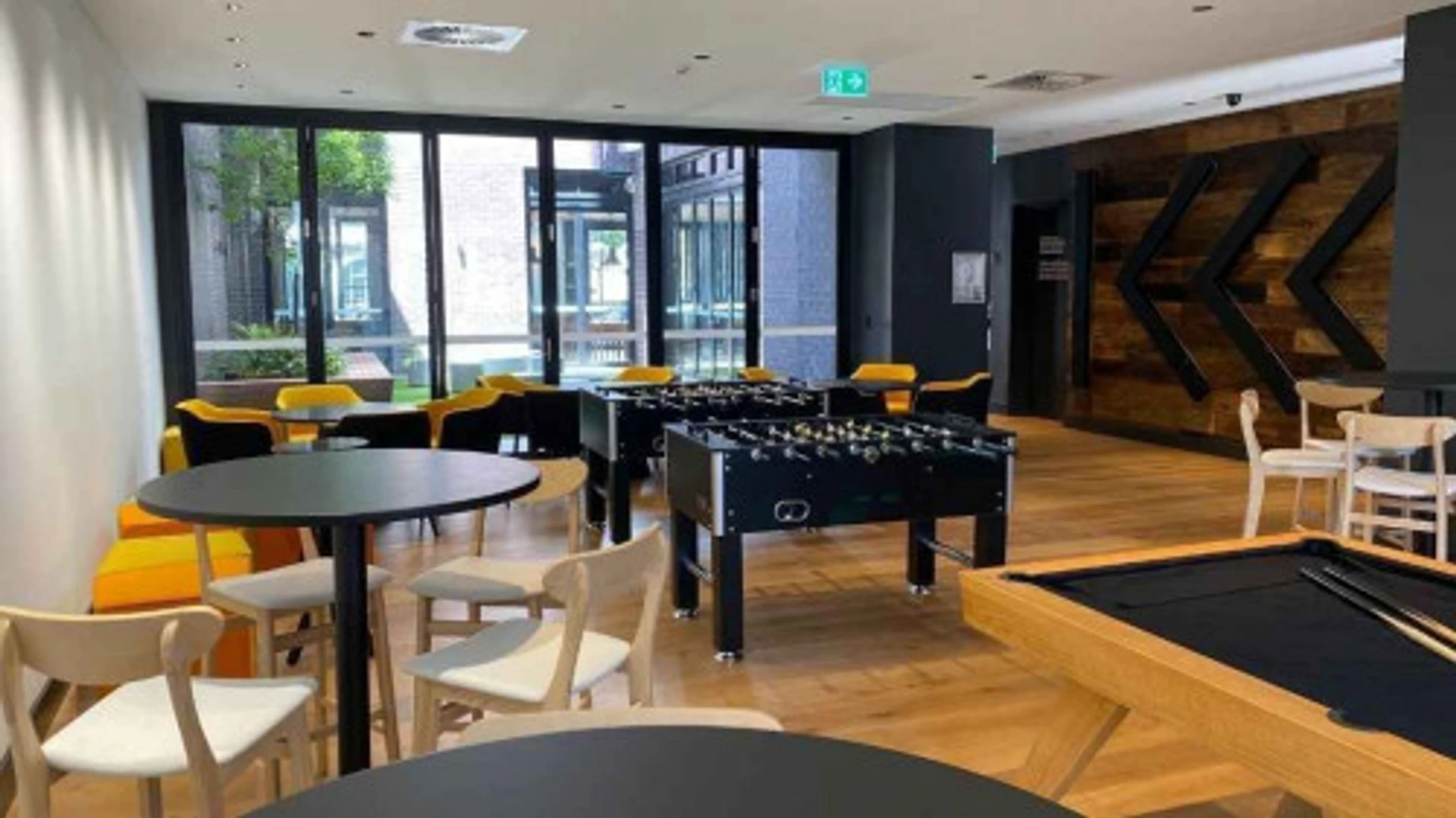 Stanza economica per studenti con ampia illuminazione in 