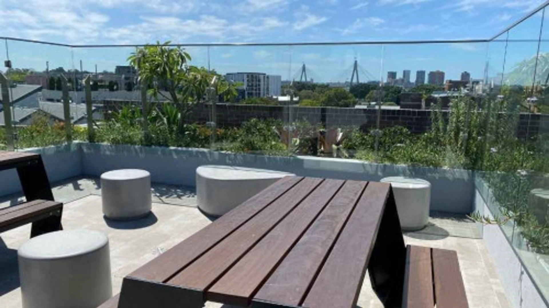 Stanza economica per studenti con ampia illuminazione in 