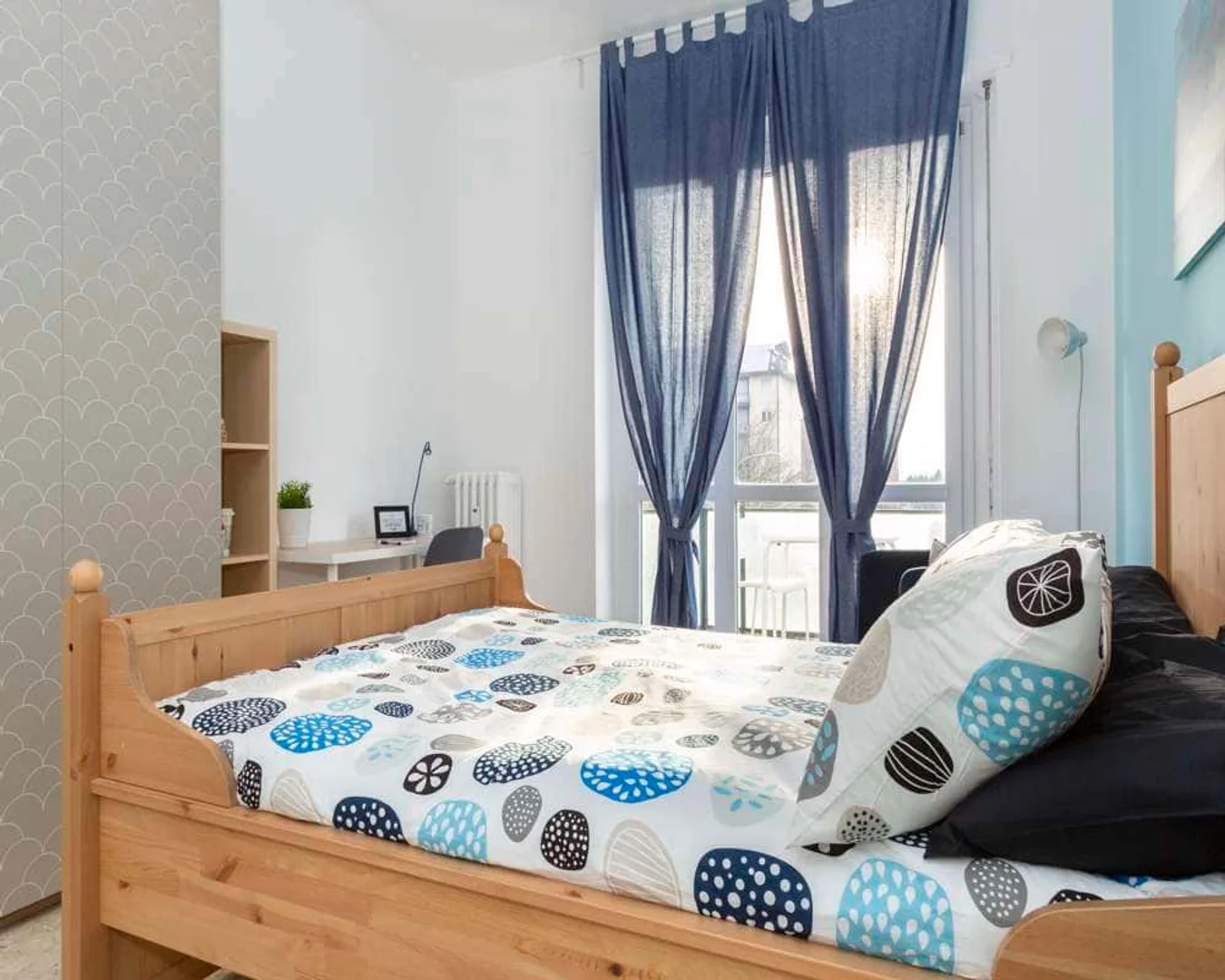 'da ders çalışmak için mükemmel olan fonksiyonel öğrenci odası