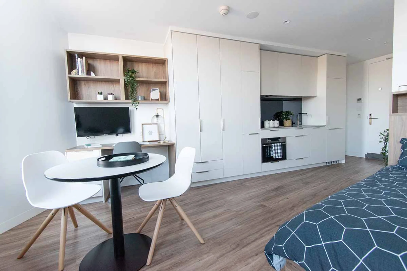 Apartamento estúdio acessível com características essenciais em 