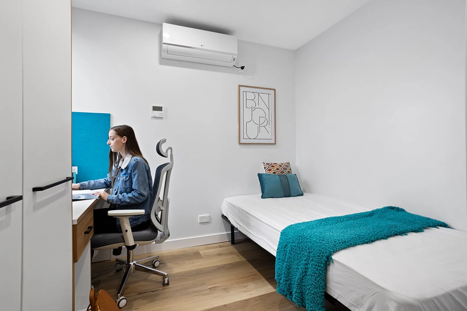 Chambre d'étudiant à  avec espace d'étude et installations communes