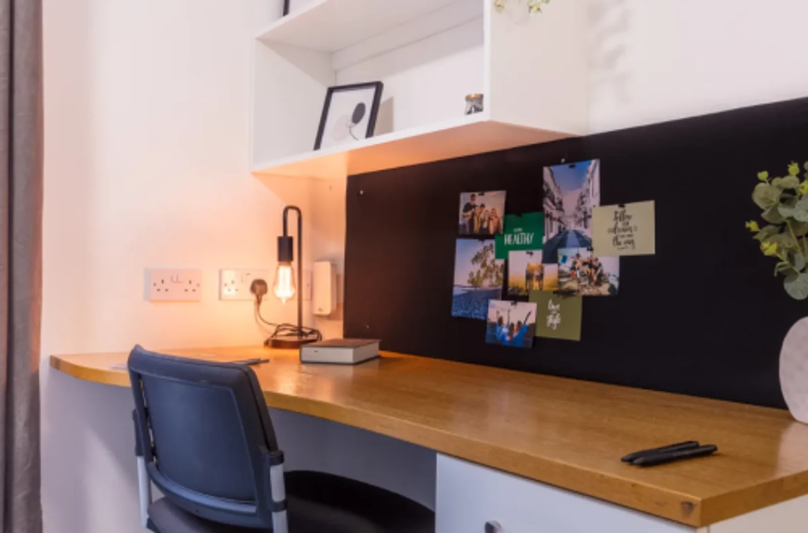 Quarto de estudante confortável e espaçoso em 