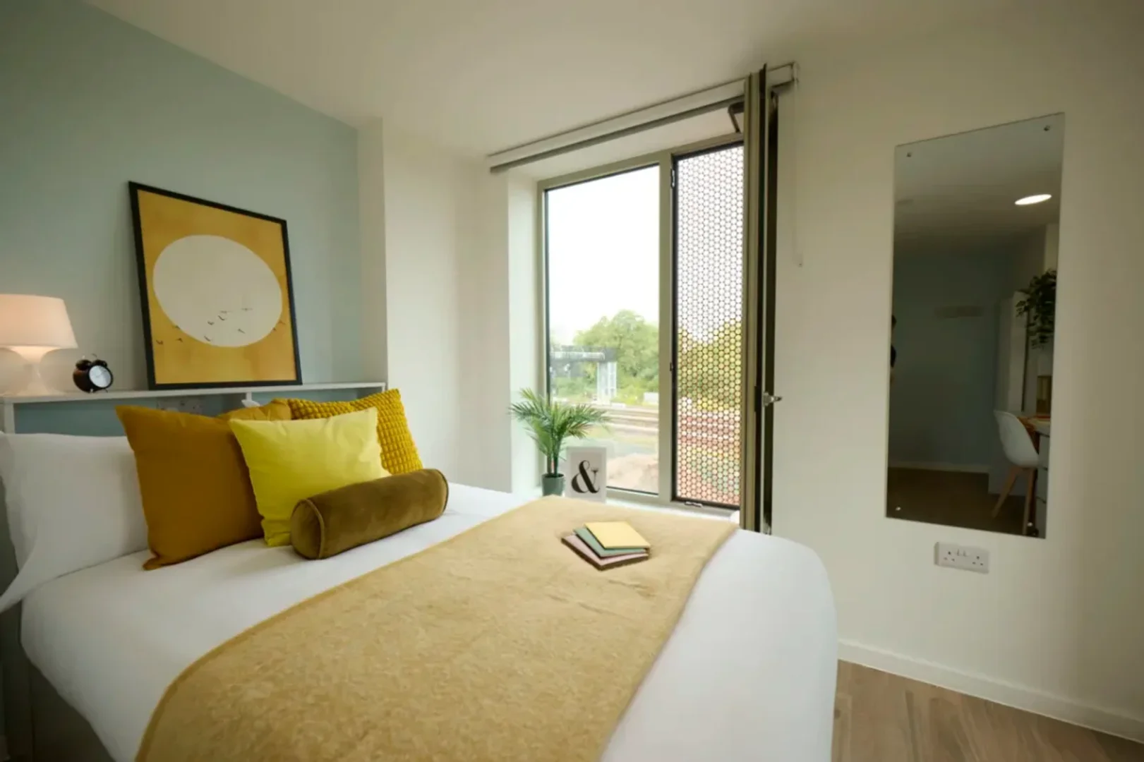 Chambre d'étudiant à  avec espace d'étude et installations communes