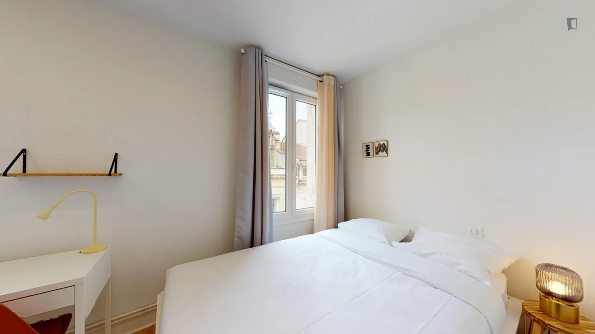 Habitación para estudiantes en  con área de estudio y facilidades compartidas