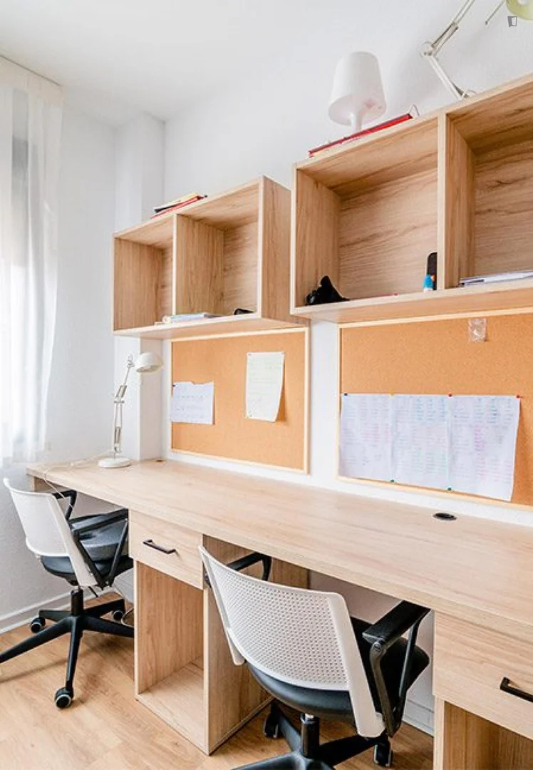 Bright and airy student room with easy university access in 
