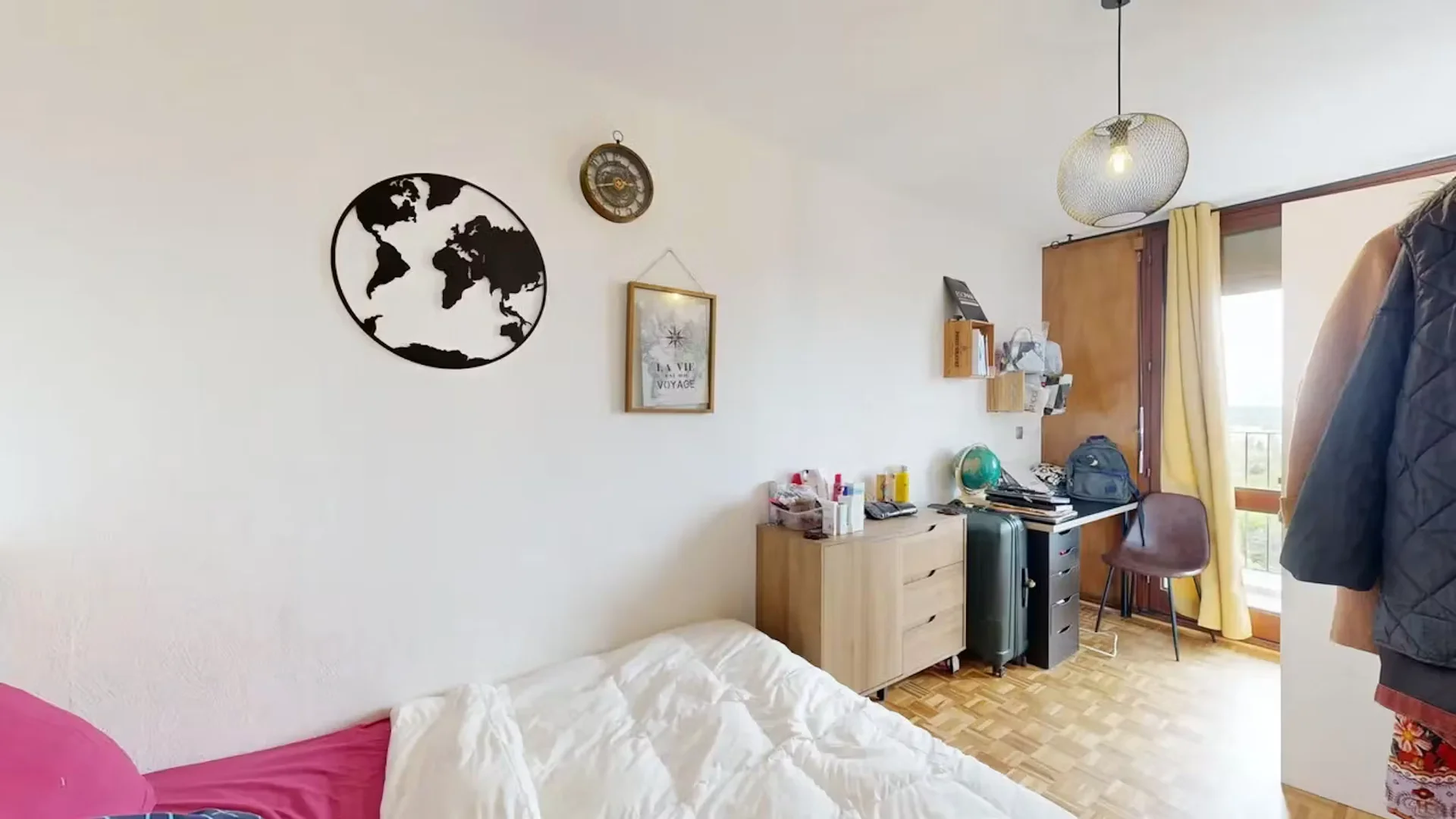 Functional student room perfect for studying in