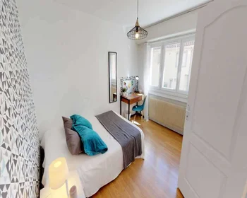 Private room at Rue Bataille, image 1 of 10