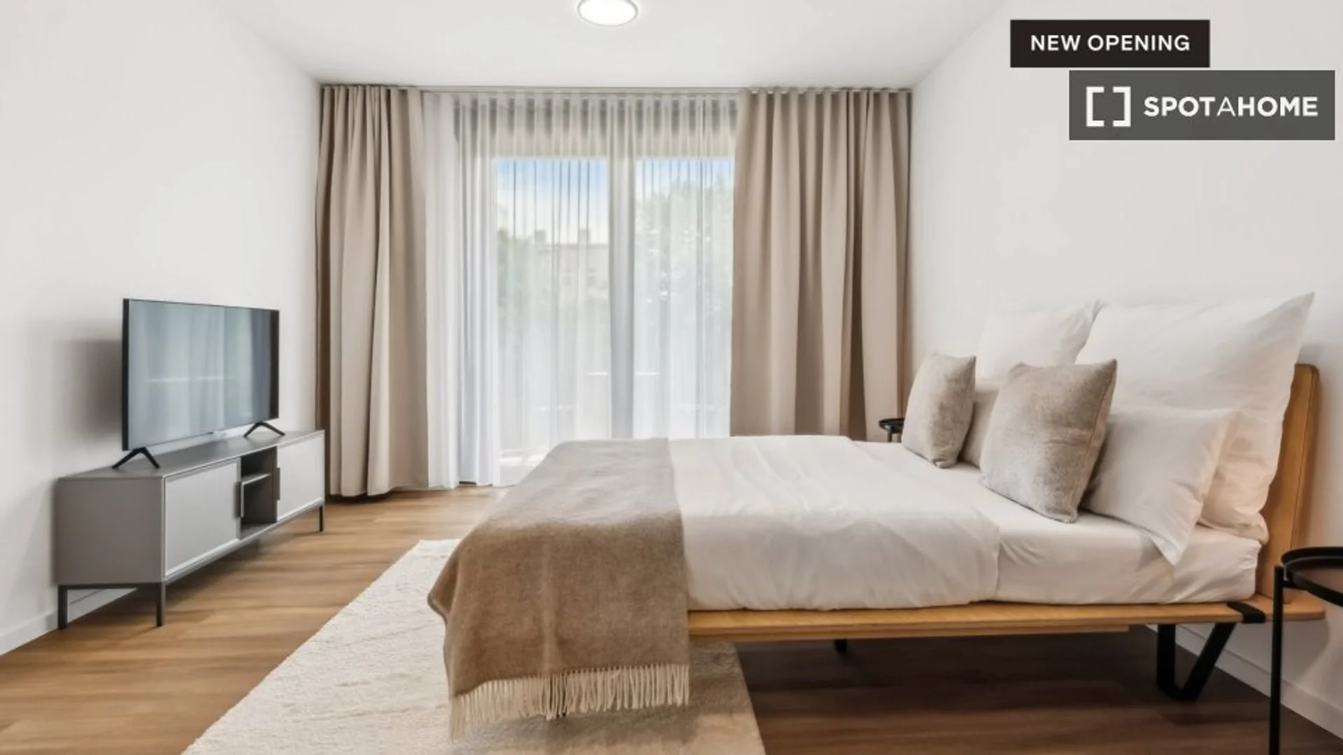 Chic studio apartment near campus in 