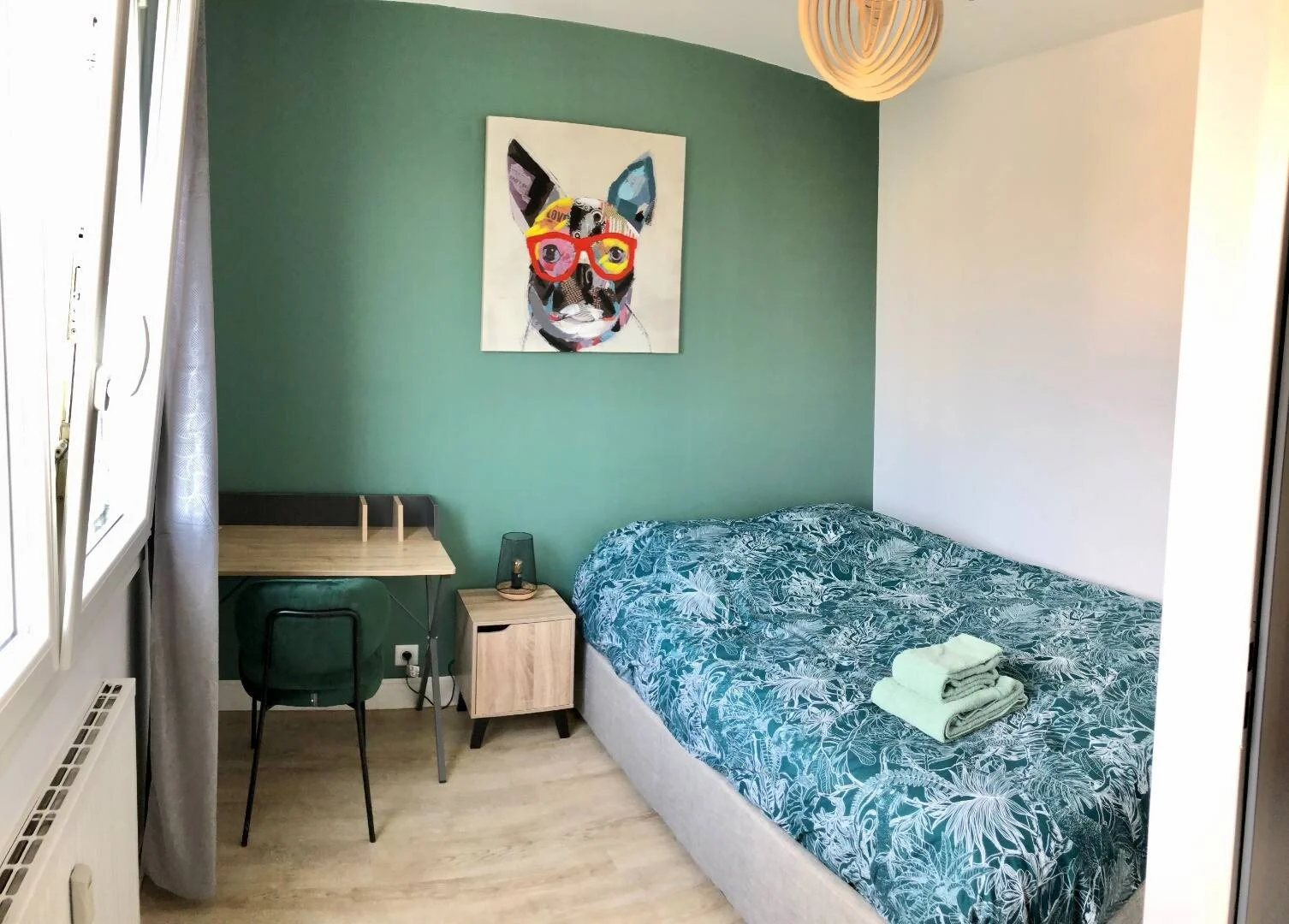 Quarto de estudante confortável e espaçoso em 