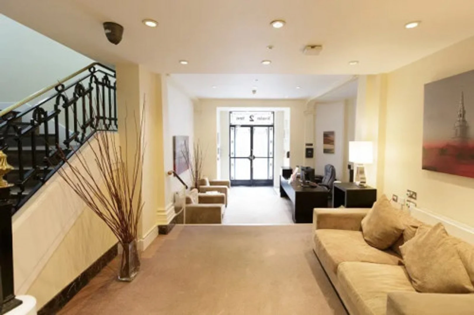 Habitación estudiantil funcional perfecta para estudiar en 