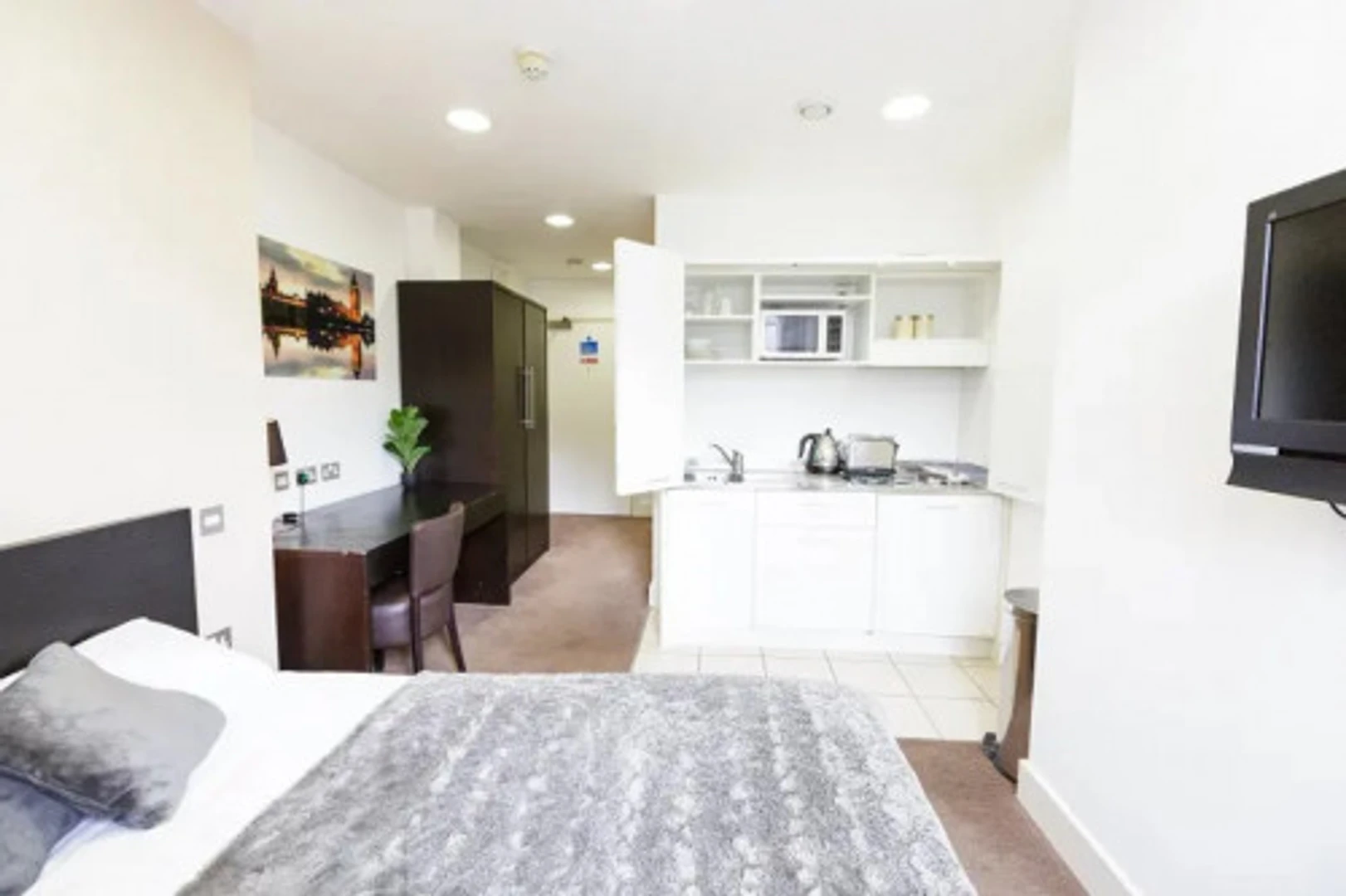 Habitación en apartamento estudiantil en alquiler en , completamente amueblado