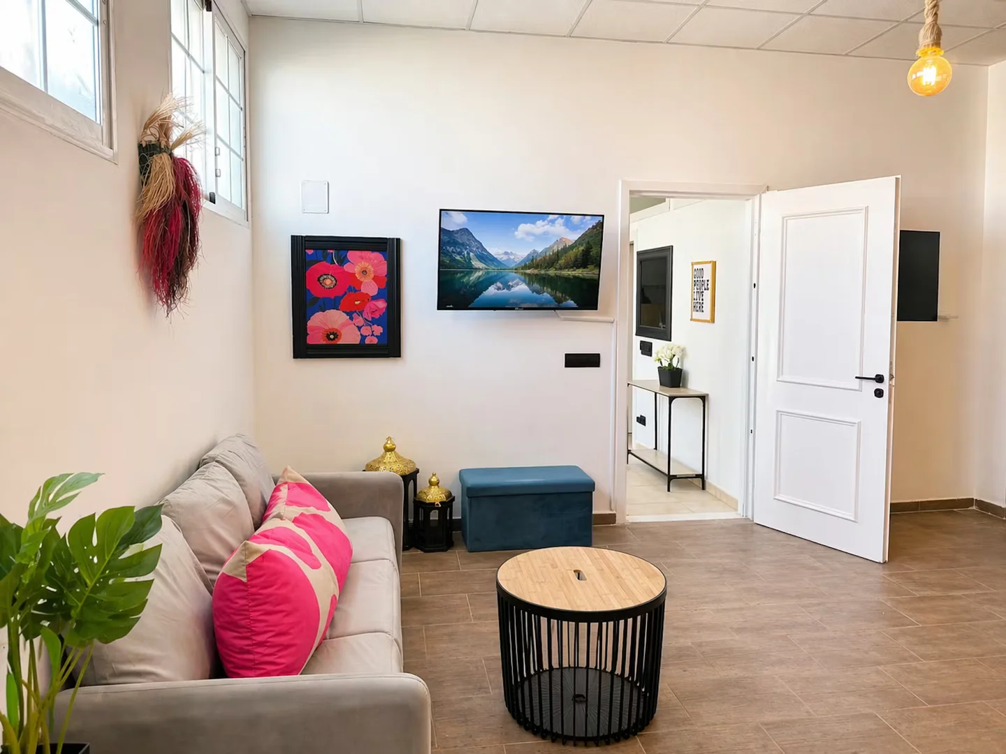 Studentenzimmer in  mit Arbeitsbereich und Gemeinschaftseinrichtungen