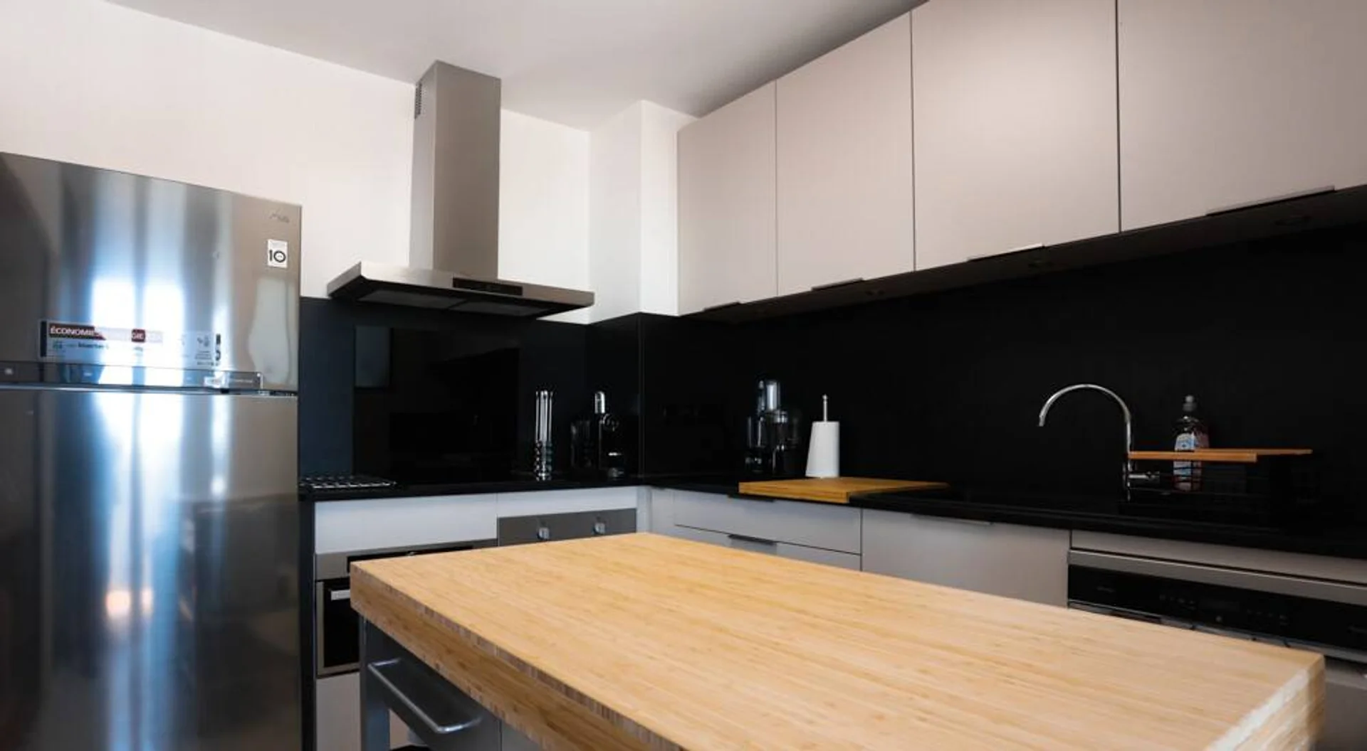 Quarto acessível para estudantes com iluminação ampla em 