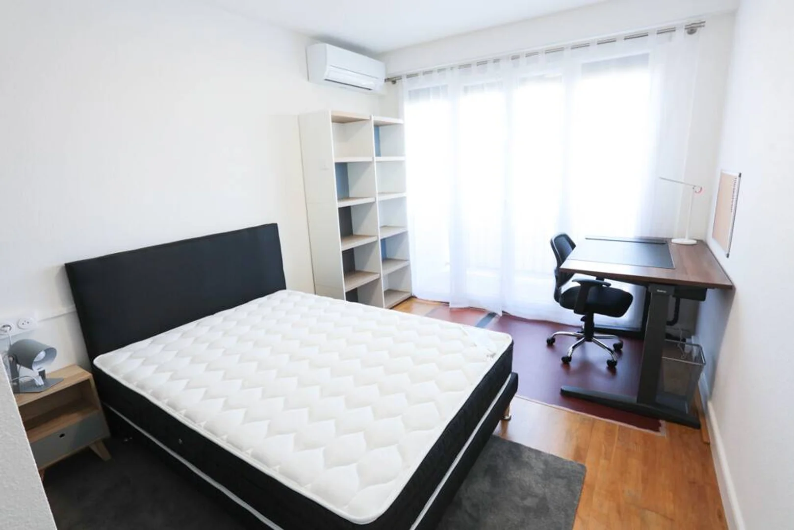 Quarto de estudante confortável e espaçoso em 