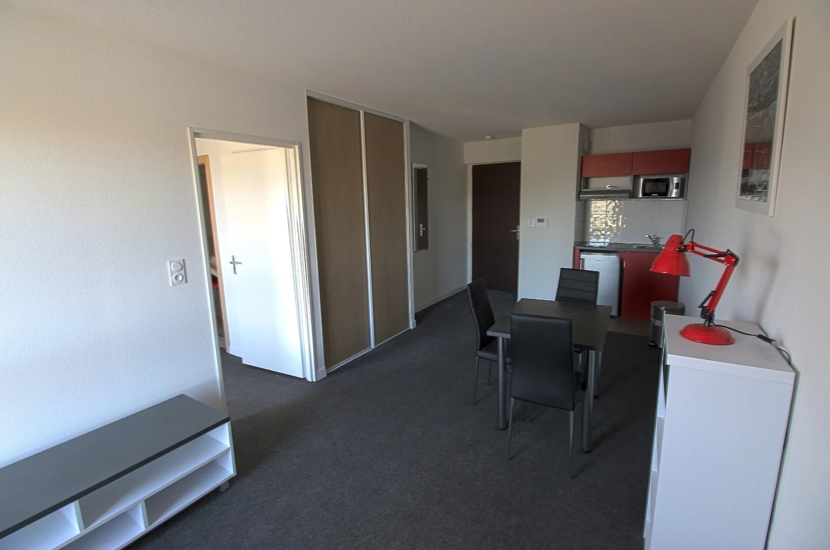 Jasny i przestronny pokój studencki z łatwym dostępem do uniwersytetu w 