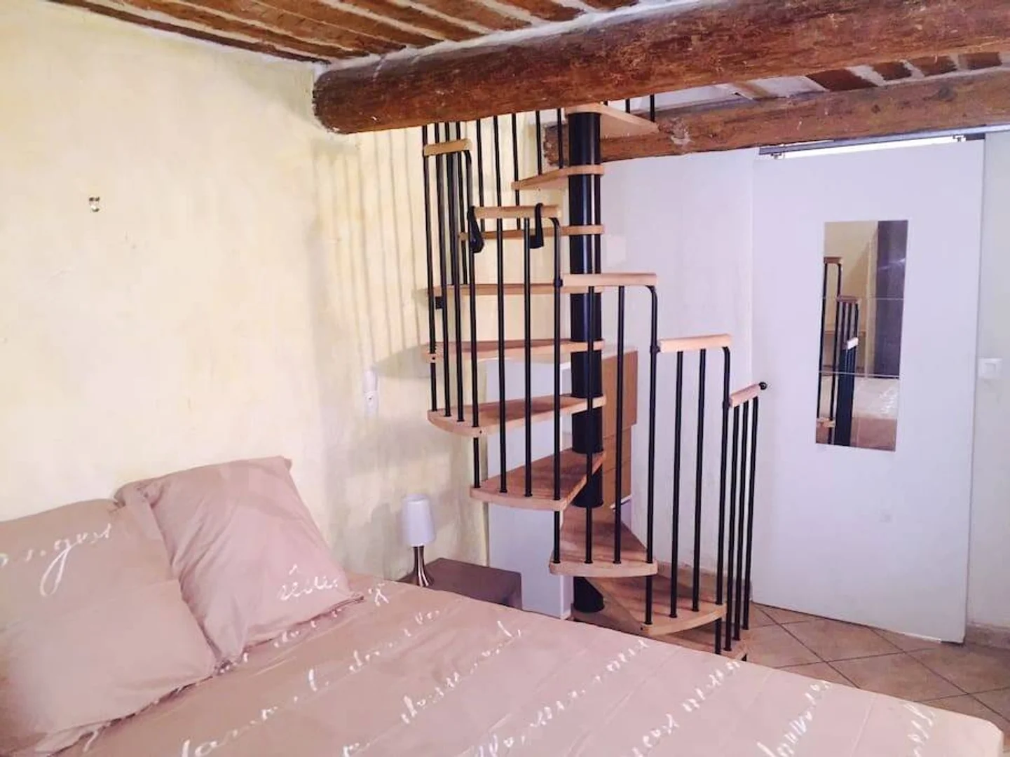 Quarto amigo do estudante em  com comodidades modernas