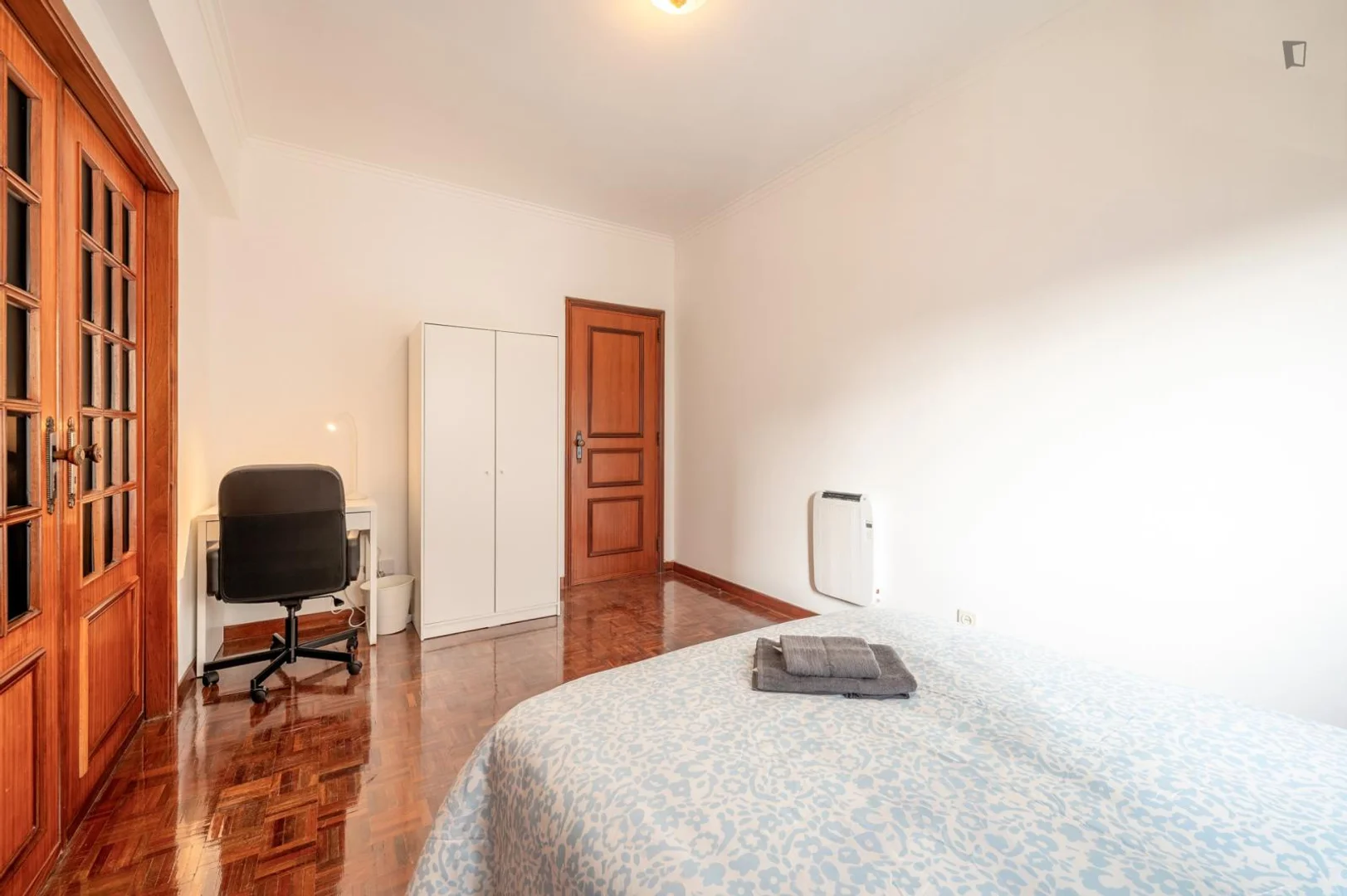 Quarto para alugar em apartamento de estudantes em , totalmente mobilado