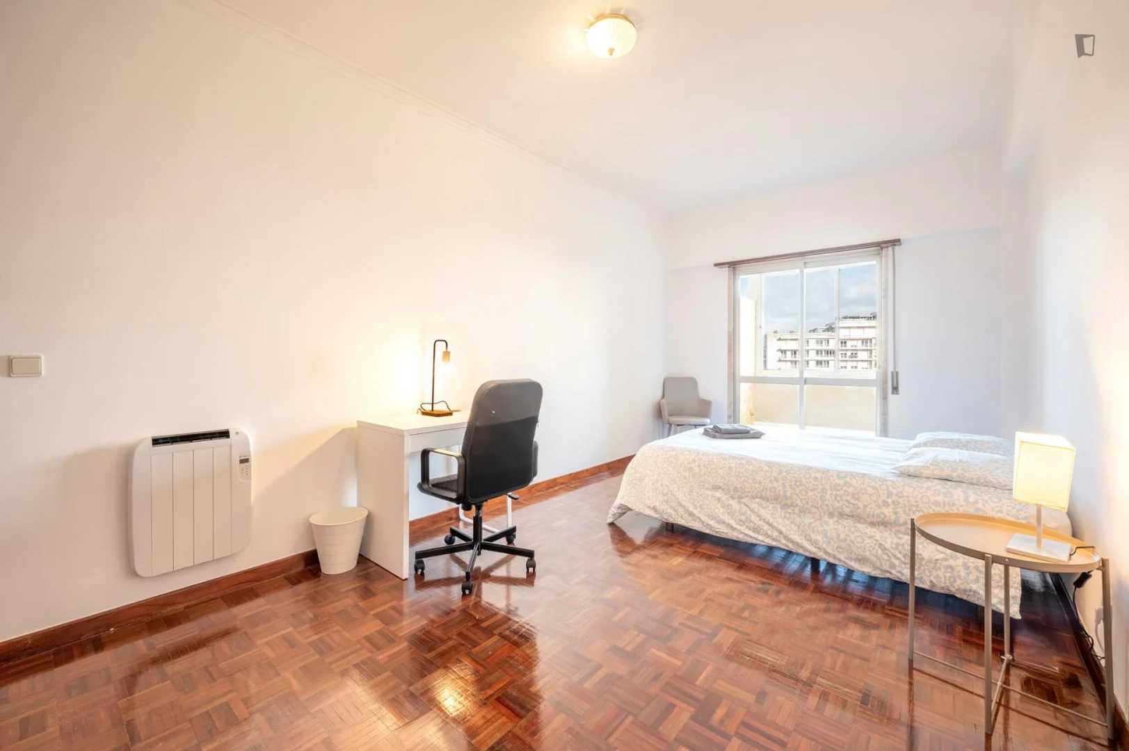 Quarto para alugar em apartamento de estudantes em , totalmente mobilado